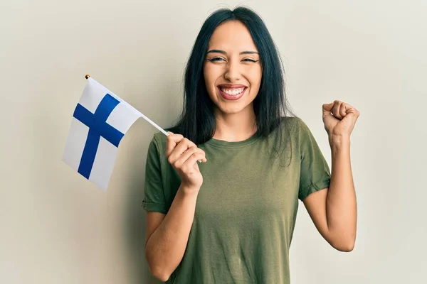 Menina Hispânica Jovem Segurando Bandeira Finlândia Gritando Orgulhoso Celebrando Vitória — Fotografia de Stock