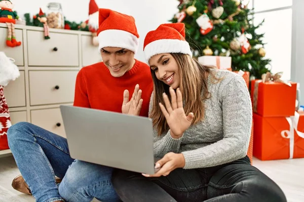 Casal Jovem Sorrindo Feliz Usando Chapéu Natal Sentado Chão Com — Fotografia de Stock