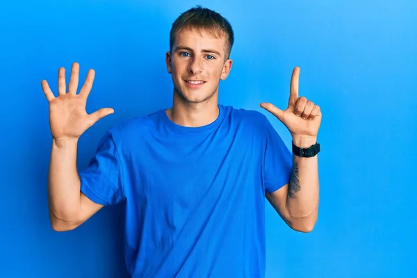 Joven Hombre Caucásico Con Camiseta Azul Casual Mostrando Apuntando Hacia — Foto de Stock