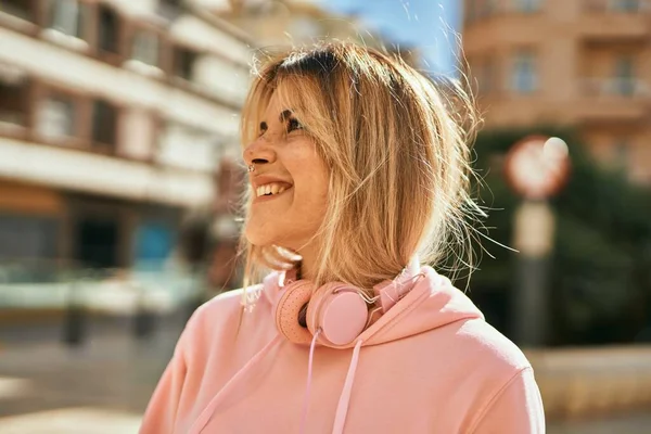 Young Blonde Sporty Girl Smiling Happy Using Headphones City — Stock Photo, Image