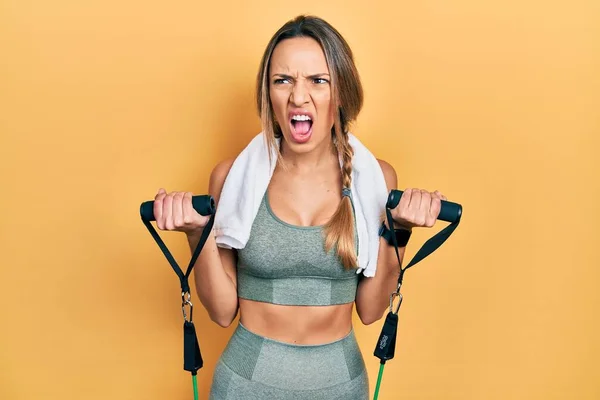 Hermosa Mujer Hispana Entrenando Resistencia Del Brazo Con Pulseras Elásticas —  Fotos de Stock