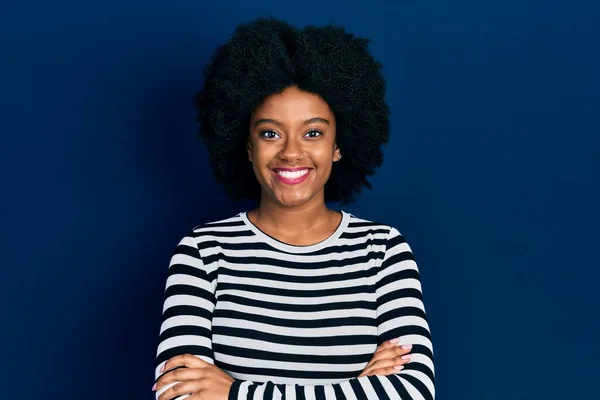 Mujer Afroamericana Joven Vistiendo Ropa Casual Cara Feliz Sonriendo Con — Foto de Stock