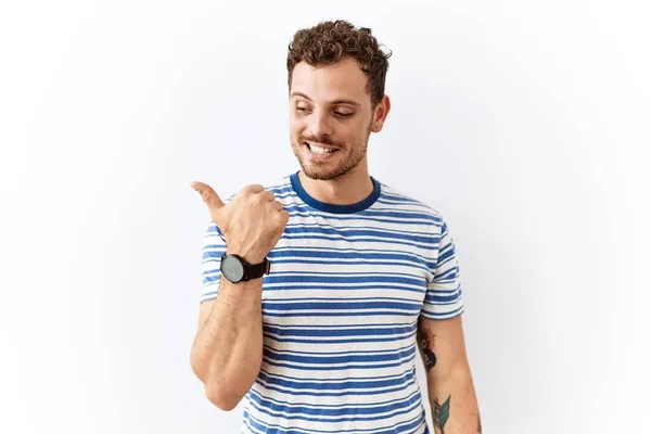 Guapo Joven Pie Sobre Fondo Aislado Sonriendo Con Cara Feliz — Foto de Stock