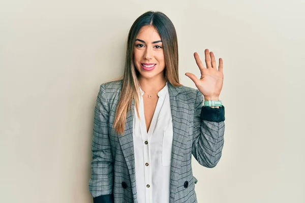 Jonge Latijns Amerikaanse Vrouw Draagt Zakelijke Kleding Tonen Wijzen Met — Stockfoto