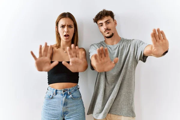 Jovem Belo Casal Juntos Sobre Fundo Isolado Fazendo Parar Gesto — Fotografia de Stock