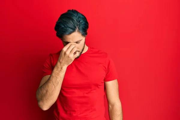 Ung Latinamerikansk Man Klädd Avslappnad Röd Shirt Trött Gnugga Näsa — Stockfoto