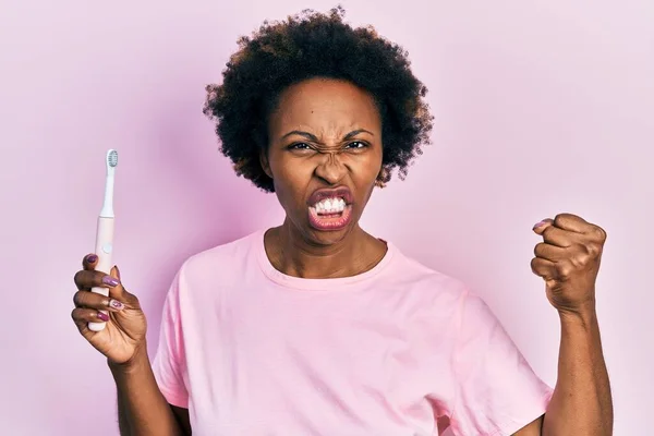 Jonge Afro Amerikaanse Vrouw Met Elektrische Tandenborstel Geïrriteerd Gefrustreerd Schreeuwen — Stockfoto