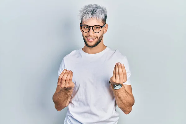 Modern Boyalı Saçlı Beyaz Tişörtlü Gözlüklü Genç Spanyol Adam Elleriyle — Stok fotoğraf