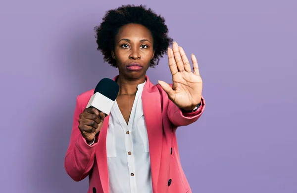 Africano Americano Mulher Com Cabelo Afro Segurando Microfone Repórter Com — Fotografia de Stock