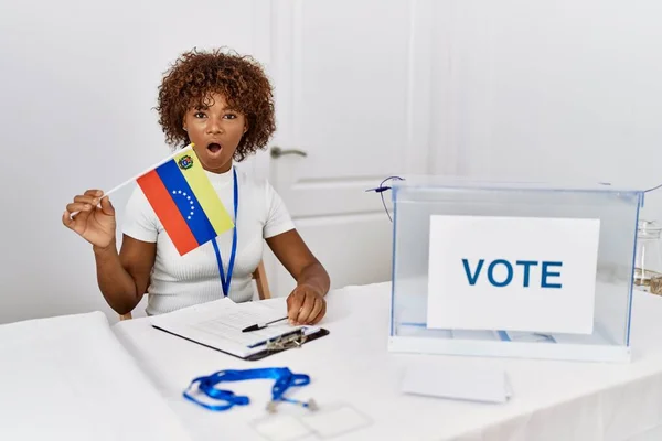 Mujer Afroamericana Joven Las Elecciones Campaña Política Con Bandera Venezuela —  Fotos de Stock