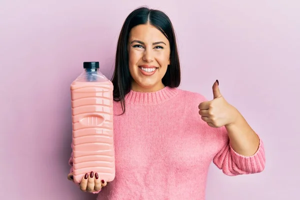 Mulher Morena Bonita Segurando Garrafa Abrandador Roupa Sorrindo Feliz Positivo — Fotografia de Stock