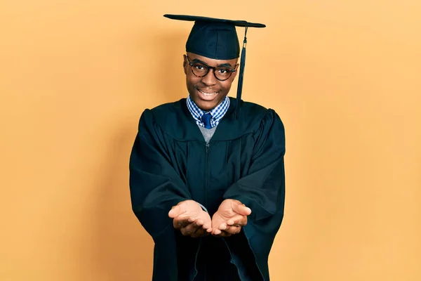 Молодий Афроамериканець Одягнений Випускний Кашкет Обрядовий Одяг Посміхається Долонями Які — стокове фото