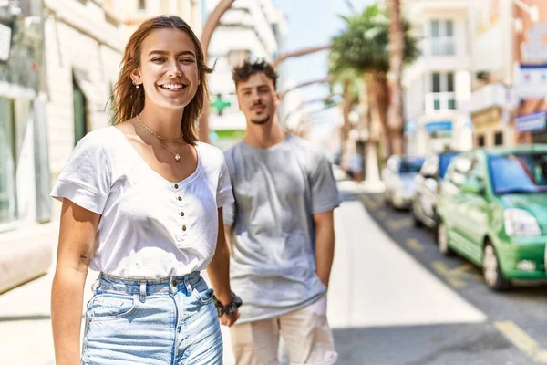 Genç Spanyol Çift Gülümsüyor Mutlu Bir Şekilde Ele Tutuşuyorlar — Stok fotoğraf