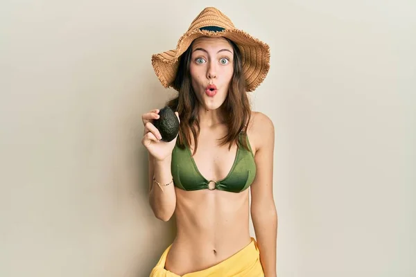 Joven Morena Sosteniendo Aguacate Asustada Sorprendida Con Boca Abierta Para — Foto de Stock