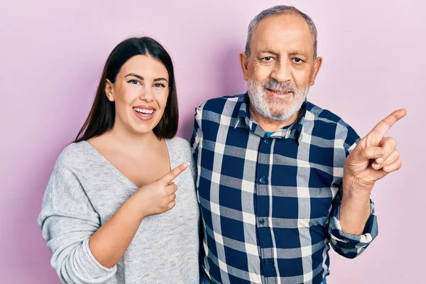 Padre Figlia Ispanici Che Indossano Abiti Casual Allegri Con Sorriso — Foto Stock