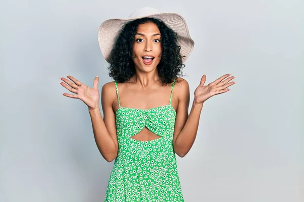 Menina Latina Usando Chapéu Verão Comemorando Louco Espantado Com Sucesso — Fotografia de Stock