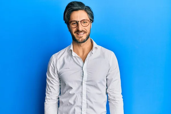 Junger Hispanischer Mann Lässiger Kleidung Und Brille Mit Einem Fröhlichen — Stockfoto