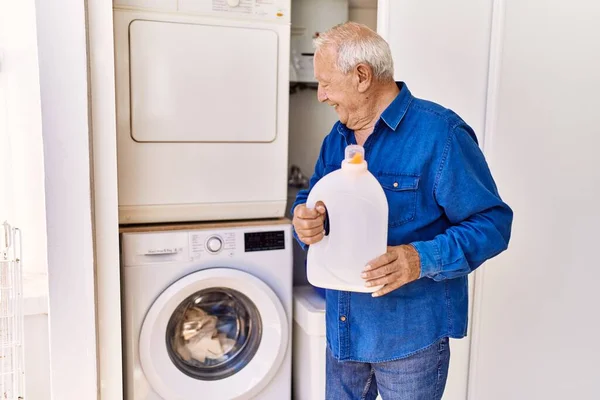 Senior Kaukasier Man Ler Glad Innehav Tvättmedel Står Vid Tvättmaskin — Stockfoto