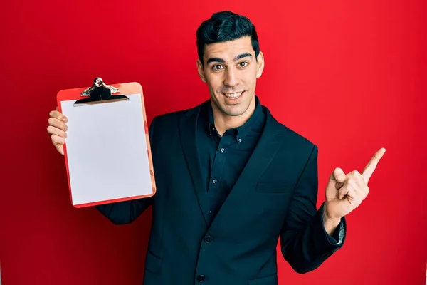 Bonito Homem Negócios Hispânico Segurando Prancheta Com Espaço Branco Sorrindo — Fotografia de Stock