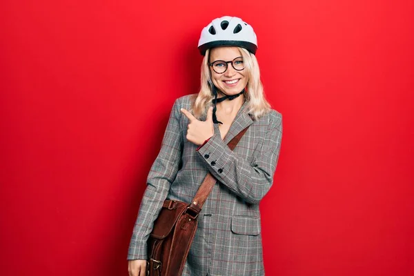 Krásné Kavkazské Blondýny Obchodní Žena Sobě Cyklistické Helmy Veselý Úsměvem — Stock fotografie