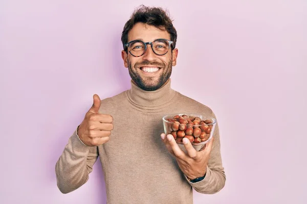 Bonito Homem Com Barba Segurando Tigela Castanhas Sorrindo Feliz Positivo — Fotografia de Stock