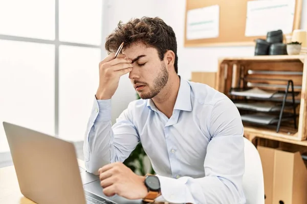 Junger Hispanischer Geschäftsmann Arbeitet Überarbeitet Büro — Stockfoto