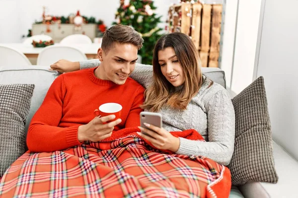 Casal Jovem Usando Smartphone Beber Café Sentado Sofá Casa — Fotografia de Stock