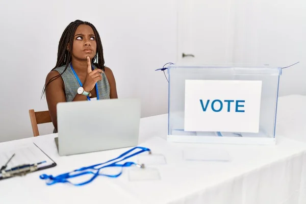 Jonge Afro Amerikaanse Vrouw Werkt Bij Politieke Verkiezingen Zitten Door — Stockfoto
