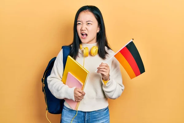 Joven Estudiante Intercambio Chicas Chinas Sosteniendo Bandera Alemania Enojado Loco —  Fotos de Stock