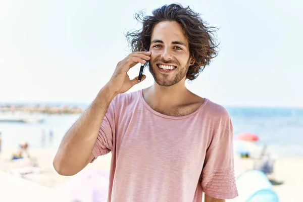 Jonge Spaanse Man Glimlachend Gelukkig Praten Smartphone Het Strand — Stockfoto