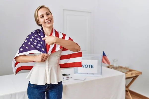 Mladá Blondýna Žena Politické Kampani Volby Držení Usa Vlajka Úsměvem — Stock fotografie