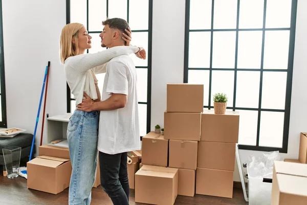 Jong Kaukasisch Paar Glimlachen Gelukkig Knuffelen Nieuw Huis — Stockfoto