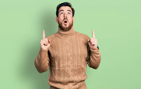 Giovane Uomo Ispanico Indossa Vestiti Casual Stupito Sorpreso Guardando Alto — Foto Stock