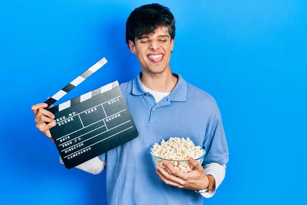 Przystojny Hipster Młody Człowiek Jedzenie Popcorn Gospodarstwa Kino Clapboard Wystające — Zdjęcie stockowe