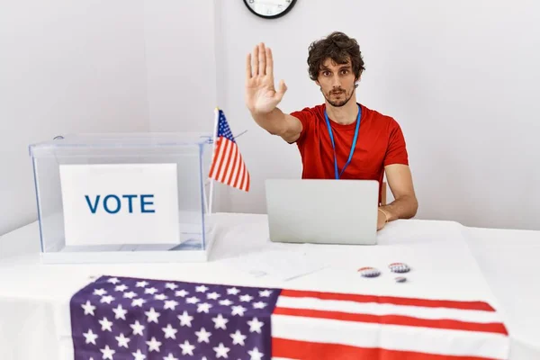 Jovem Hispânico Nas Eleições Políticas Sentado Por Escrutínio Fazendo Parar — Fotografia de Stock