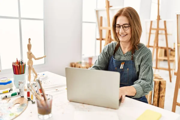 Medelålders Konstnär Kvinna Ler Glad Med Bärbar Dator Konst Studio — Stockfoto