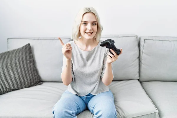 Jovem Caucasiana Casa Jogando Vídeo Game Segurando Controlador Sorrindo Feliz — Fotografia de Stock