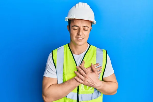 Knappe Jongeman Met Een Veiligheidshelm Een Reflecterend Jasje Glimlachend Met — Stockfoto