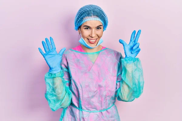 Giovane Donna Bruna Con Uniforme Chirurgo Maschera Medica Che Mostra — Foto Stock