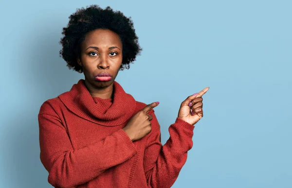 アフリカ系アメリカ人の女性アフロヘアの側に指で指差して落ち込んでおり 苦痛のために心配し 怒っていると恐れて泣いている 悲しい表情 — ストック写真