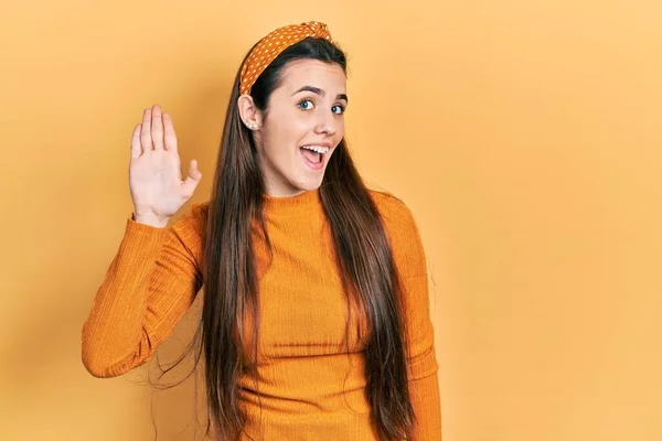 Junge Brünette Teenagerin Lässigem Gelben Pullover Verzichtet Auf Fröhliches Hallo — Stockfoto