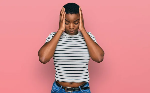 Jonge Afro Amerikaanse Vrouw Draagt Casual Kleding Die Lijdt Aan — Stockfoto