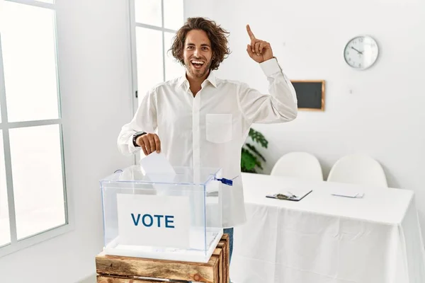 Junger Hispanischer Mann Der Wählt Legt Seine Hülle Die Wahlurne — Stockfoto