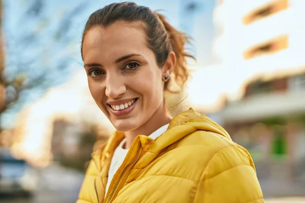 Junges Hispanisches Mädchen Lächelt Glücklich Der Stadt — Stockfoto