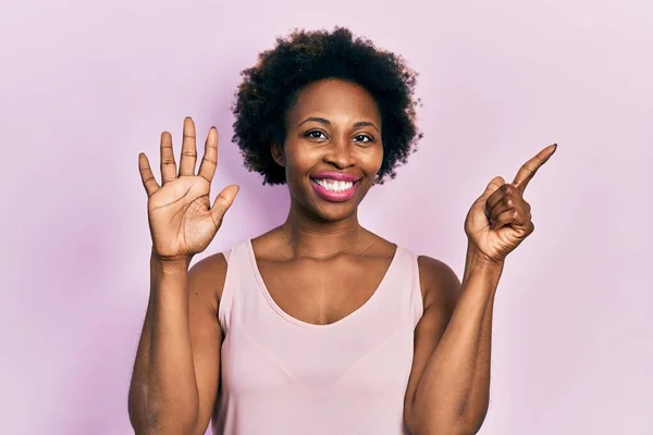 Молода Афроамериканська Жінка Звичайній Сорочці Рукавів Показує Вказує Вгору Пальцем — стокове фото