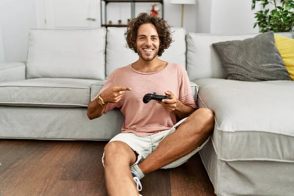 Jovem Hispânico Homem Jogando Vídeo Game Segurando Controlador Casa Sorrindo — Fotografia de Stock