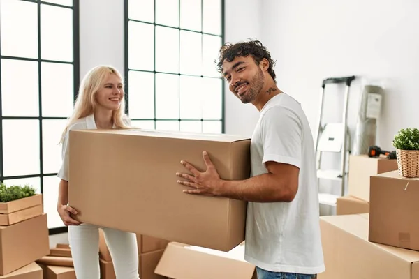 Young Beautiful Couple Smiling Happy Holding Big Cardboard Box New — Stock Photo, Image