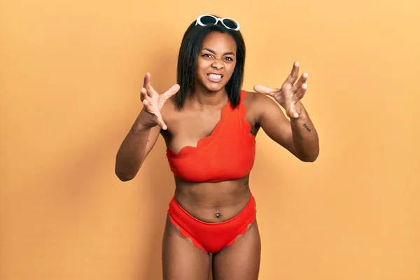 Młoda Afroamerykanka Bikini Krzycząca Sfrustrowana Wściekłością Próbująca Udusić Ręce Wrzeszcząca — Zdjęcie stockowe
