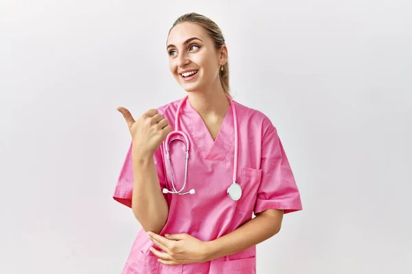 Junge Blonde Frau Trägt Rosa Krankenschwesteruniform Über Isoliertem Hintergrund Lächelt — Stockfoto