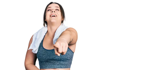 운동복을 수건을 스페인 여자가 당신을 웃으면서 손으로 카메라를 가리키며 표정을 — 스톡 사진